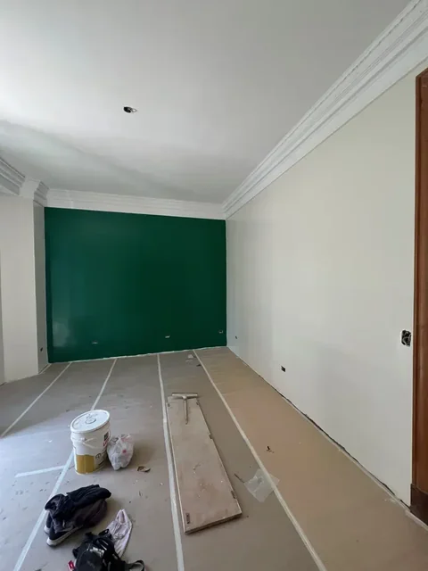 La sala de espera de VITRU en obra, con la pared verde recién pintada